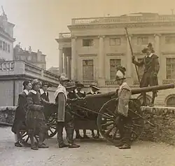 Le Canon et ses servants sur le bastion Mirond. 1950.