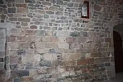 Murs du donjon XIe&nbsp;siècle.