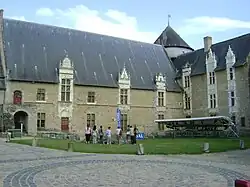 Les deux logis de la cour du château de Laval (entre 1500 et 1506).