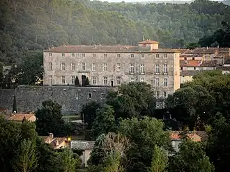 Le château domine tout le village