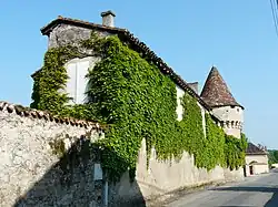 La façade orientale longe la rue de la Faurie.
