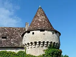 Le chemin de ronde de la tour fortifiée.