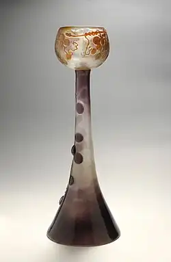 Émile Gallé, Le Chasselas de Fontainebleau, calice au long pied effilé à base conique, terminé par un récipient en demi-sphère au décor de raisins jaunes et violets, vers 1900, Musée des Beaux-Arts de Reims