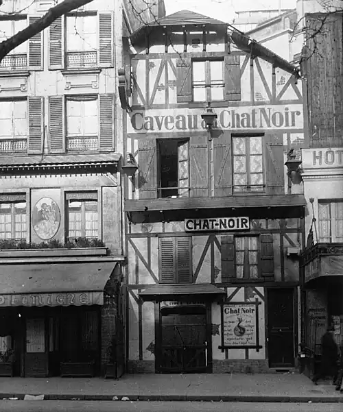 Le Chat noir, boulevard de Clichy, en 1929. Sur la façade on lit : Caveau du Chat-Noir.