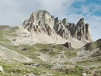 Vue du Cheval Blanc et de la dent de Bissorte (3 016 m) depuis le vallon du Peyron.