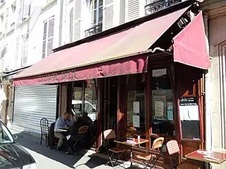 L'extérieur du café.
