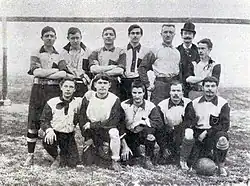 Le Club français opposé aux English Ramblers en décembre 1897. Fraysse est au 1er rang à droite.