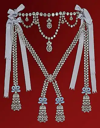 Reconstitution en zircone du collier de la reine (château de Breteuil).