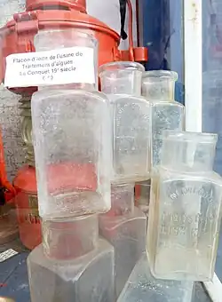 Flacons d'iode de l'usine de traitement d'algues (fin XIXe siècle).