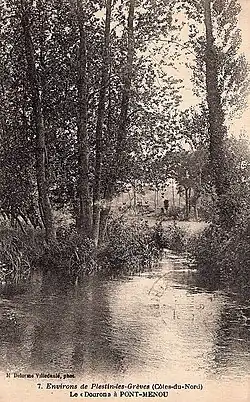 Le Douron à Pont-Menou au début du XXe&nbsp;siècle (carte postale).