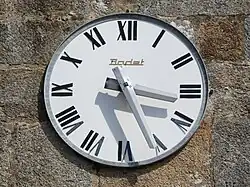 Horloge sur le clocher de l'église Saint-Drien du Drennec.