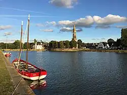 Le bateau d'intérêt patrimonial "L'aven" face à l'église Saint Sauveur lors d'une grande marée