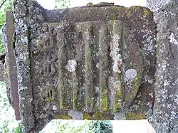 Blason des Aligre sur la face ouest du médaillon décorant la base de la croix située au bout de l’esplanade de l’église du Favril.