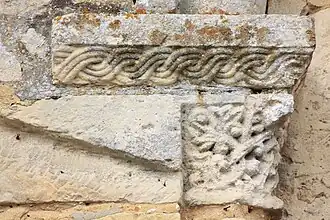 Détail du chapiteau de gauche de l'entrée.