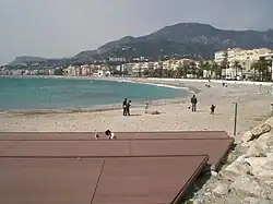 La plage du Fossan à côté du Bastion à Menton.