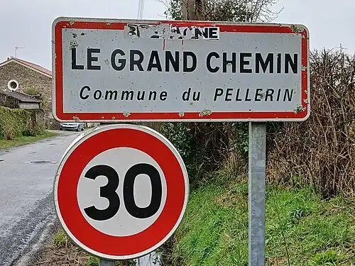 Panneau d'entrée du village Le Grand Chemin (commune du Pellerin), inspirant le titre du film.