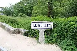 Vieux panneau Michelin sur le Guillec au sud de Sibiril.