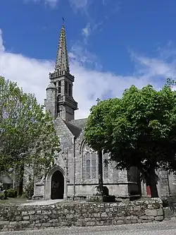 L'église Notre-Dame du Juch, clocher et flanc sud.