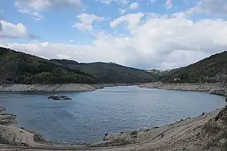 Vue générale du lac avec un étiage bas, en octobre 2017.