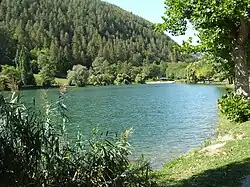 Vue depuis la rive sud du lac.