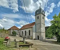 La fontaine et l'église du Luisans.