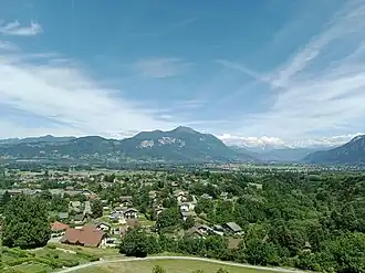 Le Môle dominant la vallée de l'Arve depuis le château de La Roche-sur-Foron au sud-ouest.