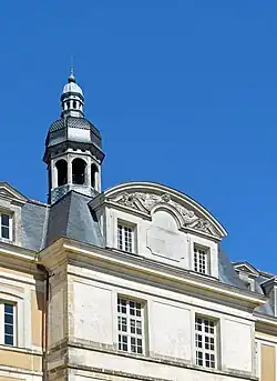 Campanile et fronton de la façade sud.