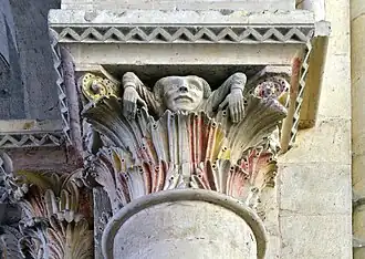 Chapiteau d'un pilier de la nef.