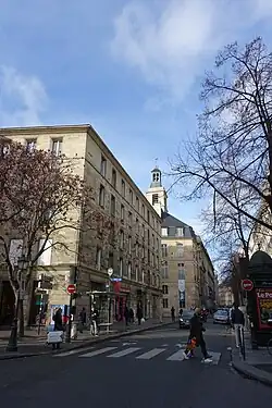 La rue des Francs-Bourgeois, en allant vers la place.