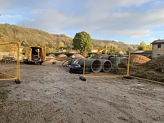 "Chantier sur un terrain, avec des canalisations en béton"