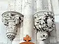 Consoles au bas-côté nord, entre la 3e et la 4e&nbsp;travée.