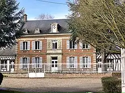 Le bâtiment d'habitation, en retrait de la rue.