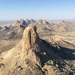 Une image du Mont Abtouyour, un mont imposant dans le pays Kenga, avec un paysage impressionnant.