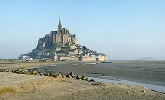 Le mont Saint-Michel, en Normandie, îlot rocheux particulièrement reconnaissable où culmine l'abbaye du mont Saint-Michel.