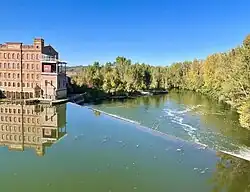 Le moulin d’Albias vu du pont de la voie ferrée Paris Toulouse.