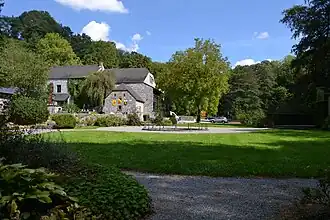 Le moulin de Lisogne, avec le ruisseau de Leffe.