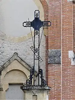 Croix à côté de l'église Saint-Joseph.