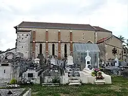 Le cimetière de Dolmayrac et l'église Saint-Urbain.