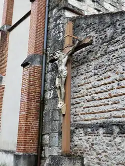 Crucifix devant l'église de Dolmayrac.