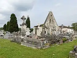 Celui de Monbusq et l'église Notre-Dame-de-l'Assomption.