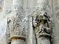 Chapiteaux d'origine à gauche du portail.
