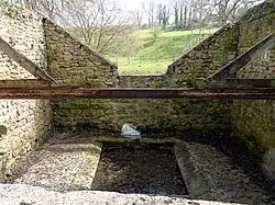 Lavoir ruiné.