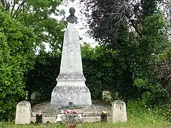 Monument au docteur Eymery, dans le cimetière.