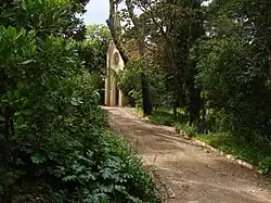 Un chemin du parc monte vers une chapelle.