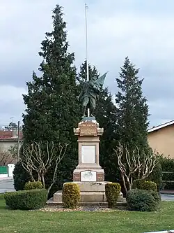 Le monument aux morts en face de la mairie (mars&nbsp;2009)