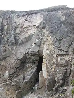 Faille latérale servant d'entrée