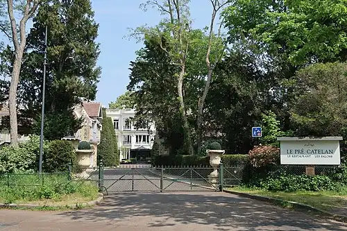 Entrée de nos jours.