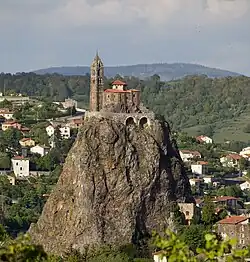 Église Saint-Michel d'Aiguilhe, Le Puy-en-Velay, au centre.
