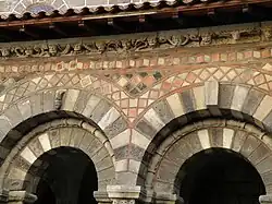 La frise historiée au-dessus des arcades.