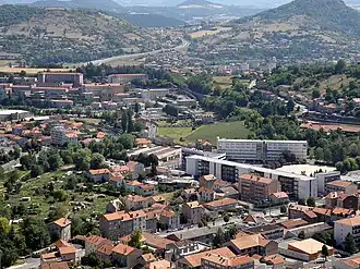 Vue du mont Brunelet, au fond à droite, depuis Le Puy-en-Velay.